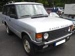 Fünftüriger Range Rover MK1. Zum Jahreswechsel 1970/1971 kam der Range auch zu den deutschen Händlern. Anfänglich war das Modell nur als dreitüriger SUV, wie man heute sagt, lieferbar. Ab 1980 war er dann auch als Fünftürer lieferbar. Der hier gezeigte Range Rover dürfte unter seiner Motorhaube den V8-Motor mit einem Hubraum von 3528 cm³ und einer Leistung von 126 PS haben. British Car and Motorcycle Meeting am 20.07.2025 an Mo´s Bikertreff in Krefeld.