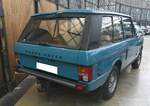Heckansicht eines Range Rover MK1 im Farbton tuscan blue aus dem Jahr 1977.