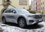 Der neue VW Touareg zu Werbezwecken vor dem Rathaus in Weiden 02.02.2019