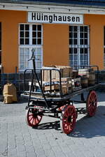 Ein alter Handwagen vor dem Bahnhof in Hüinghausen.