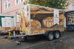 =Verkaufsanhänger der Holzofenbäckerei REICHHARDT steht im Oktober 2022 auf dem Wochenmarkt in Hünfeld