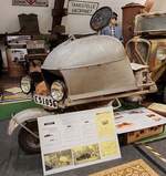 =Holzgasgenerator HERA von 1941, präsentiert im Automuseum Wolfegg im Dezember 2023. Diesen Generatortyp gab es in 3 Ausführungen, je nach Hubraumgröße des anzutreibenden Motors. Der Kessel fasste zwischen 20 und 36 kg Holzkohle.