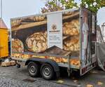 =Verkaufsanhänger der Holzofenbäckerei REICHHARDT steht im Oktober 2025 auf dem Hünfelder Wochenmarkt