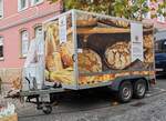 =Verkaufsanhänger der Holzofenbäckerei REICHHARDT steht im Oktober 2025 auf dem Hünfelder Wochenmarkt