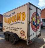 =Tandemanh�nger als Werbetr�ger f�r den Familien-Freizeit-Park TRAMPOLINO  steht auf dem Ausstellerparkplatz bei der Bulldogmesse in Alsfeld, 10-2025