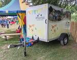 =Anh�nger der Spielwiese-Fulda steht auf einer Aktionsfl�che beim Hessentag in Fulda, 06-2026