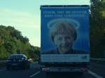 Politische Meinungsusserung auf der Rckwand eines Aufliegers, gesehen auf der A1 vor Bremen (10 Tage vor der Bundestagswahl)