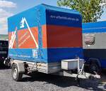 =Anhänger der Firma AVV-Arbeitsbühnen, gesehen auf dem Parkplatz der RettMobil 2025