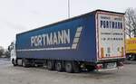 =MAN-Sattelzug des Logistikers PORTMANN rastet im April 2021 auf dem Rasthof Fulda-Nord