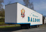 =Sattelauflieger vom Zirkus BALDONI steht auf dem Festplatz in Hünfeld, 04-2023