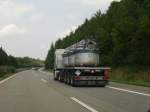 Ein Mercedes Actros mit Chemibehltern irgendwo auf der A7 in Deutschland.