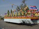 In Ayutthaya wartet im März 2010 dieser geschmückte und gestaltete Auflieger auf seinen Einsatz bei einem buddhistischen Festumzug.