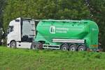 Volvo 500 Sattelzug mit Silo Auflieger unterwegs auf einer schmalen Stra�e. 09.2026