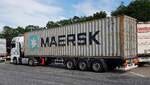 MAN-Sattelzug der Spedition DELITRANS transportiert einen Container von MAERSK, 06-2021