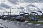 Mercedes Benz Actros Schwertransport, beladen mit einem Flügel für eine Windkraftanlage, stand am Straßenrand an der luxemburgischen – belgischen Grenze bei Doncols.