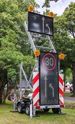 =Vorwarner VarioSign PHAROS 2.39, von der  Die Autobahn GmbH , gesehen beim Hessentag in Fulda, 06-2026