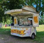 =Verkaufsanhänger für Soft-Eis steht beim US-CAR-TREFFEN in Bardowick, 06-2024