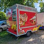 =Verkaufsanhänger für Crepes steht beim US-CAR-TREFFEN in Bardowick, 06-2024