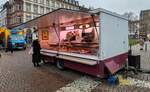 =Verkaufsanhänger der Metzgerei GÖTTE - FLEISCHHAUER steht auf dem Wochenmarkt in Wiesbaden, 12-2025