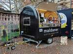 =Verkaufsanhänger des Wiesbadener Kaffeerösters MALDANER, gesehen auf dem Wochenmarkt in Wiesbaden, 12-2025