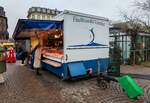 =Verkaufsanhänger des Fischhändlers LINSKE steht auf dem Wochenmarkt in Wiesbaden, 12-2025