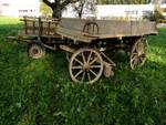 Alte,bereits vergessene Pferdefuhrwerkswagen wurden bei einem Wirtschaftstraktabriß entdeckt, und vorerst mal auf die Wiese gestellt; 151022