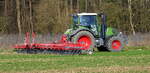Allradschlepper FENDT mit Feldstriegel AGRIFARM bei der Bodenpflege und Unkrautbek�mpfung auf einem Feld mit Wintergetreide, M�rz 2026