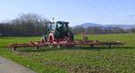 Allradschlepper FENDT mit Feldstriegel AGRIFARM beim Einsatz im Wintergetreide, M�rz 2026