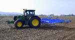 Allradschlepper JD 6210R mit Saatbettkombination Lemken Korund bei der feldbestellung, April 2026