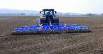 Allradschlepper JD 6210R mit Saatbettkombination Lemken Korund bei der Feldbestellung, April 2026