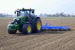 John Deere 6210R Allradschlepper  mit Eggenkombination bei der Feldbestellung, Juni 2026