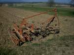 Federzinkenegge mit Nachl�ufer, ein Ackerger�t zur Saatvorbereitung, M�rz 2011