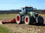 Fendt 933, mit zapfwellengetriebener Kreiselegge plus Kr�melwalze bei der Arbeit, M�rz 2014