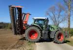 Fendt 933, beim hydraulischen Einklappen der Kreiselegge f�r den Transport auf der Stra�e, M�rz 2014