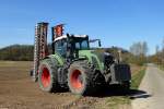 Fendt 933, mit Kreiselegge in Transportstellung, M�rz 2014