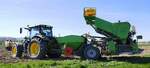 JD 6155R Allradschlepper mit modernster Kartoffelpflanzmaschine PROFI der ALL IN ONE GmbH aus Pf�rring/Bayern, April 2026