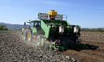 JD 6155R mit Kartoffelpflanzmaschine ALL IN ONE PROFI bei der Arbeit, 4 Reihen werden gepflanzt, D�nge-und Pflanzenschutzmittel computergesteuert mit eingebracht und die D�mme geformt - alles in einem
