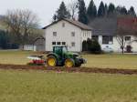 John Deere-6830, bei Ackerarbeiten; 150316