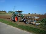 Fendt Favorit 510C,  6-Zyl.Diesel mit 125 PS aus der bayrischen Firma  in Markoberndorf/Allgu,die seit 1927 Traktoren baut,  hier mit 4-Schar-Wendepflug bei der Arbeit,  gesehen Okt.
