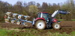 Case 105U Allradschlepper mit 4-Schar-Wendepflug in Transportstellung, M�rz 2026