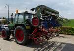 Fendt Farmer, mit Bodenbearbeiter und Sämaschine, aufgenommen beim „Baurefest in Brotebach“. 14.05.2023 
