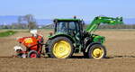 Allradschlepper JD 5070M mit Kartoffelpflanzmaschine Grimme VL20E bei der Arbeit, April 2025