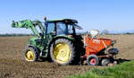 Allradschlepper JD 5070M mit Kartoffelpflanzmaschine Grimme VL20E bei der Arbeit, April 2026