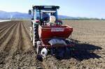 Allradschlepper JD 5070M mit Kartoffelpflanzmaschine Grimme VL20E bei der Arbeit, April 2026