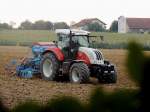 STEYR CVT6130 verrichtet mit der Saatgutmaschine Solitair8 von Lemken Feldarbeiten; 130808