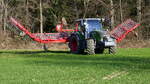Fendt Allradschlepper mit Feldstriegel Agrifarm bei hydraulischen Ausklappen der beweglichen Maschinenteile, M�rz 2026