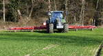 Fendt Allradschlepper mit Feldstriegel Agrifarm bei der Arbeit auf dem Acker, M�rz 2026