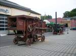 Die Dreschmaschine von  Gebr.Schmidt Auma  steht am Samstag bereits einsatzbereit vor dem Museum in Burkhardtsdorf 
