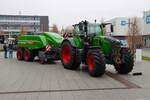Fendt Vario 728 mit Fendt 1290 XD Eckballenpresse am 14.11.25 auf der Agritechnica in Hannover Messe