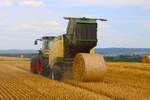 Claas Arion 650 mit Krone VaroPack V165XC Rundballenpresse am 13.07.26 bei Langenselbold
